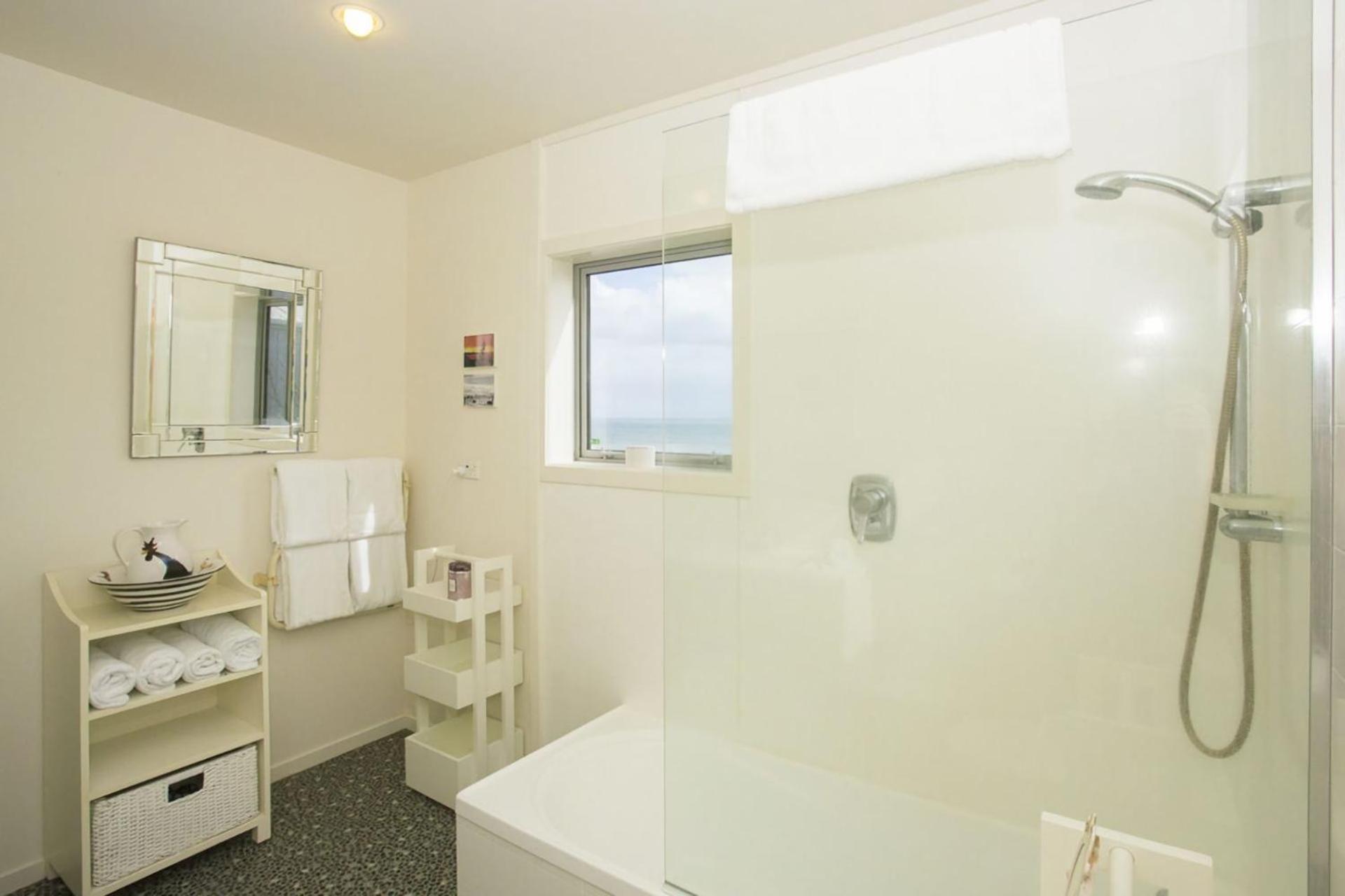 Chester Cottage Beachfront Oakura Exterior photo