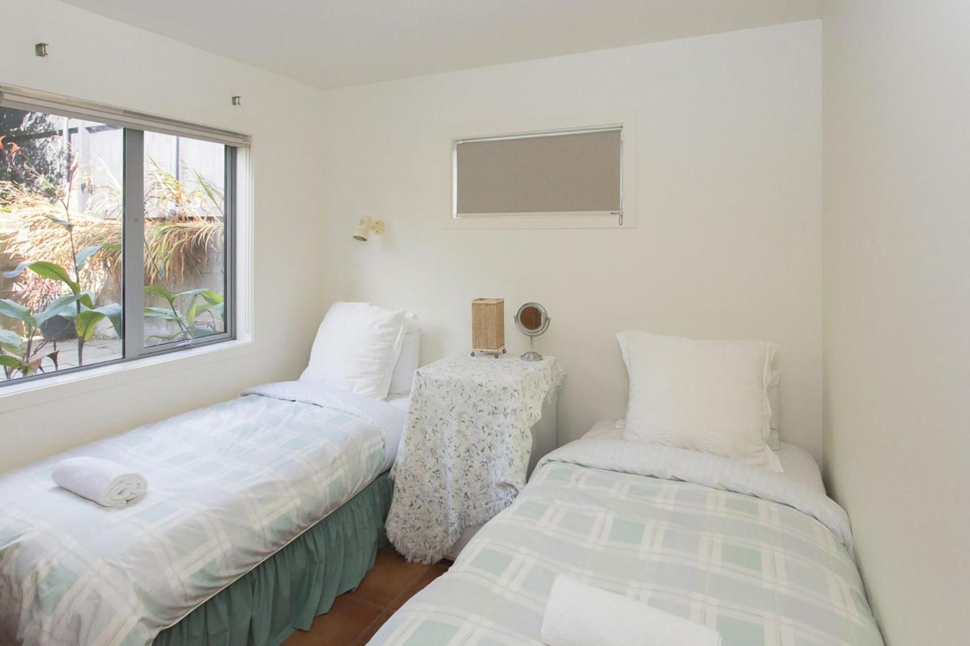 Chester Cottage Beachfront Oakura Exterior photo