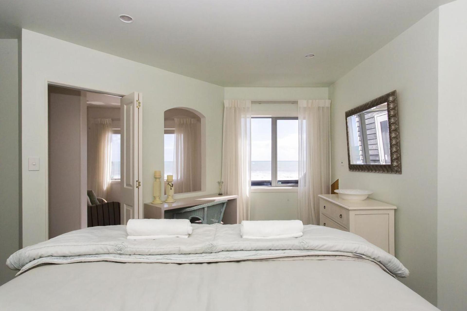 Chester Cottage Beachfront Oakura Exterior photo