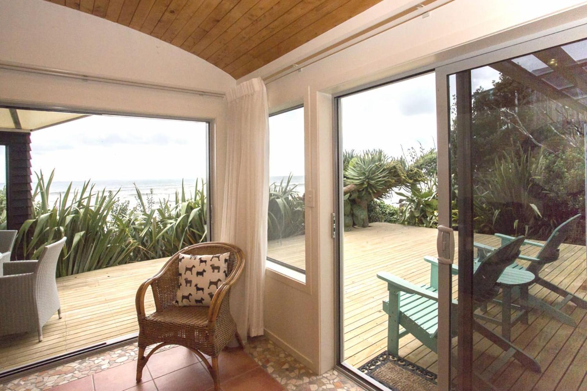 Chester Cottage Beachfront Oakura Exterior photo