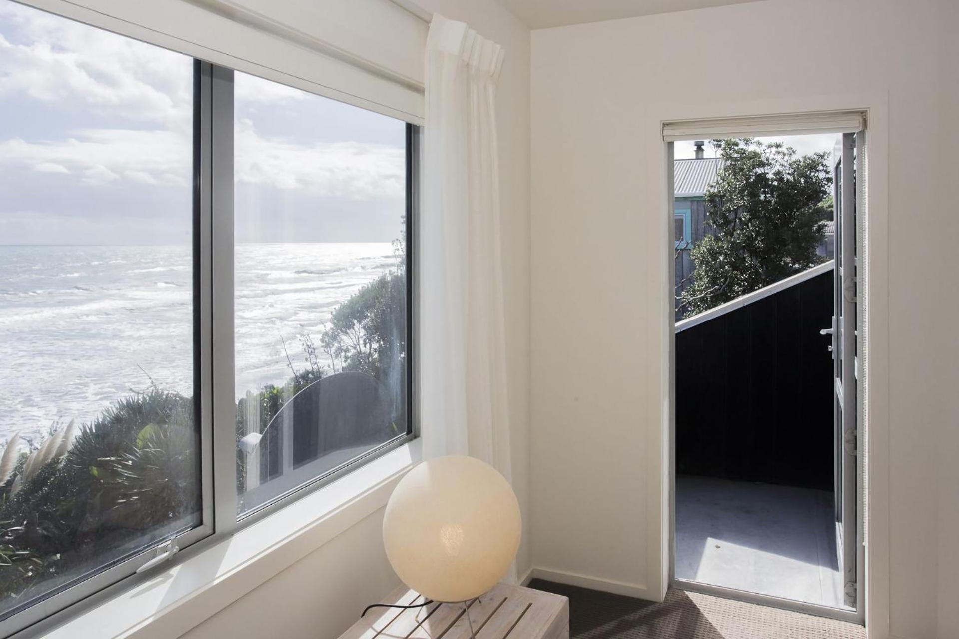 Chester Cottage Beachfront Oakura Exterior photo